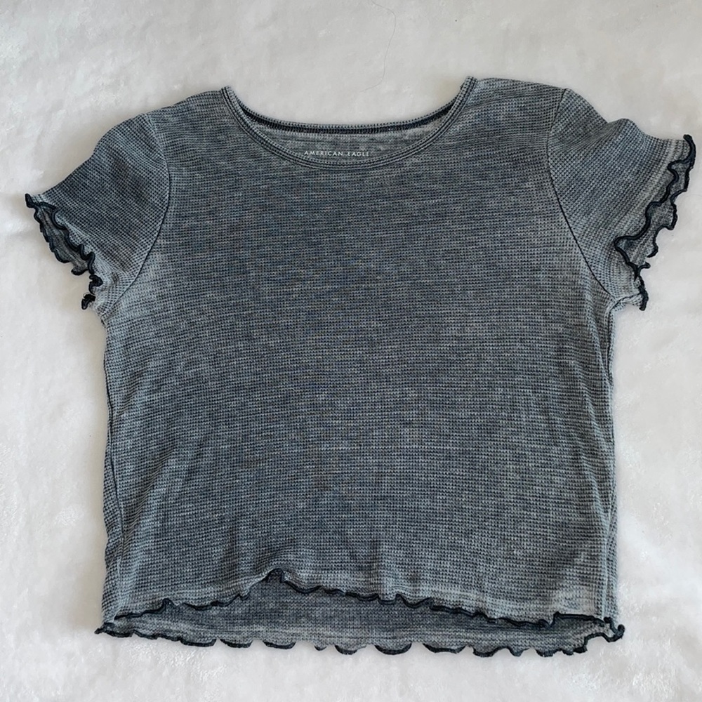 AMERICAN EAGLE ruffled tee !!